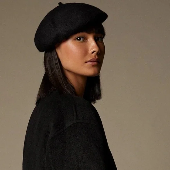 Elegant Black Beret - Picture 2 of 8